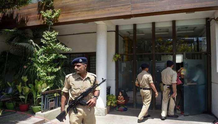 IT Raid: इंदौर में रियल एस्टेट कारोबारियों पर इनकम टैक्स डिपार्टमेंट की रेड, निशाने पर हैं चार बड़े ग्रुप IT Raid: इंदौर में रियल एस्टेट कारोबारियों पर इनकम टैक्स डिपार्टमेंट की रेड, निशाने पर हैं चार बड़े ग्रुप